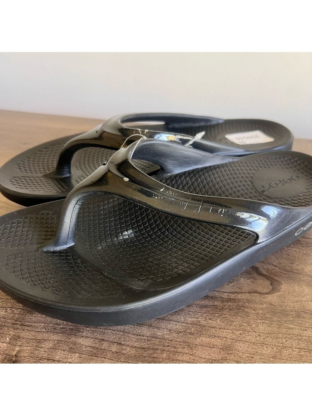 OOFOS Women's Black Thong Sandal with Glossy Straps - Picture 3 of 11